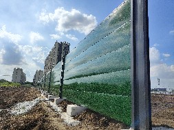 小草綠彩鋼瓦與藍色彩鋼瓦哪個好？【旭東圍擋】