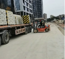 圍擋基礎(chǔ)塊的具體材質(zhì)有哪些，各自的優(yōu)缺點(diǎn)是什么？【旭東圍擋】