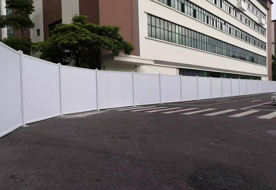 來(lái)看看PVC圍擋的特點(diǎn)